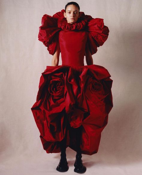 Alexander McQueen’s: “The swirling red Rose dress from the AW19 collection. The silhouette was initially draped on the house model by Sarah Burton and her…” Alexandra Mcqueen, Red Rose Dress, Haute Couture Looks, Sarah Burton, Miss India, Red Gown, Style Box, Weird Fashion, Red Gowns