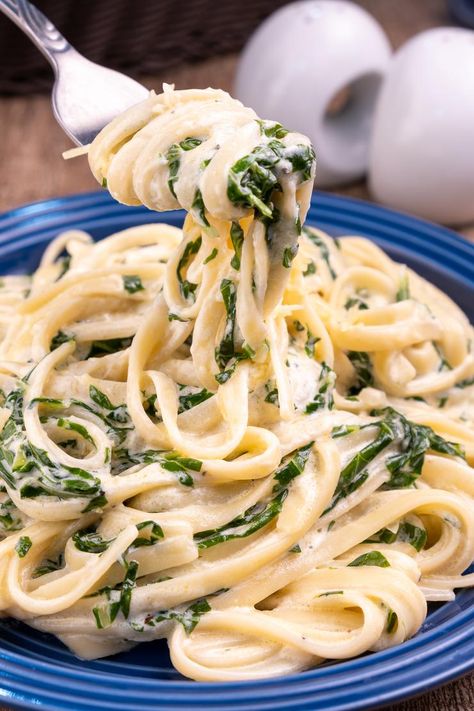 Alfredo Pasta Sides Dishes, Creamy Spinach Alfredo Pasta, Creamy Garlic Spinach Pasta, Creamy Spinach Pasta Sauce, Chicken Alfredo Pasta With Spinach, Spinach Angel Hair Pasta, Spinach Alfredo Pasta, Lunch Side Dishes, Alfredo With Spinach