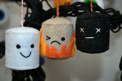 Goth Felt Crafts, Diy Felt Plushies, Halloween Crafts For Teens, Felt Halloween Decorations, Felt Halloween Ornaments, Felt Plushies, Halloween Felt Crafts, Felt Plushie, Halloween Sewing