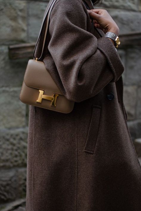 Hermes Constance 18 outfit idea and Hermes Collier de Chien 24. Brown Coat Outfit, Hermes Constance, Winter Mode, Going Viral, Mode Casual, Brown Coat, Coat Outfits, Hermes Bags, Mode Inspo