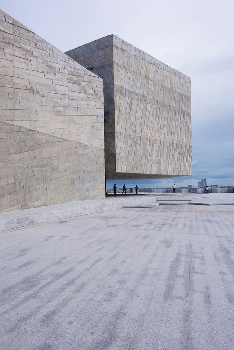 Rojkind Arquitectos completes concrete concert hall on the Gulf of Mexico Architecture Cool, World Architecture Festival, Houses In Mexico, Modern Architecture Design, Concrete Architecture, Brutalist Architecture, Organic Architecture, Trondheim, Minimalist Architecture