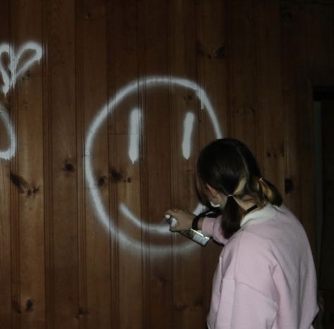 Spraying Graffiti Pose, Person Spray Painting A Wall Reference, Person Spray Painting A Wall, Spray Painter Aesthetic, Spray Painting Aesthetic, Spray Paint Aesthetic, Female Grunge, Bff Day, Tumblr Grunge Aesthetic