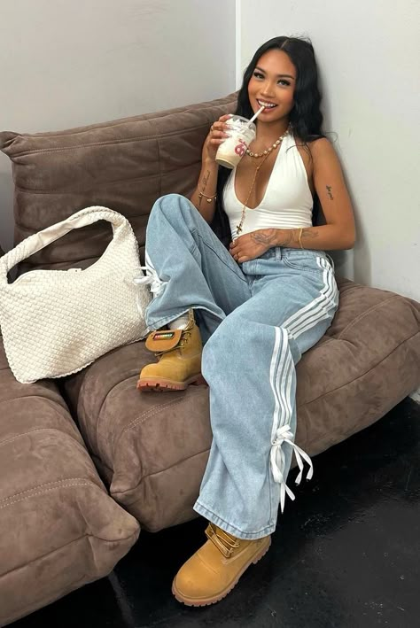 Girly Streetwear Fashion Women, Streetwear Fashion Classy, Uk Basketball Game Outfit, Really Her Shirt Outfit, Court Side Outfit Basketball Games Women, Yeezy Inertia Outfit, Nb 1906r Outfit Woman, Cute Girly Streetwear Outfits, Baddie Outfits Girly