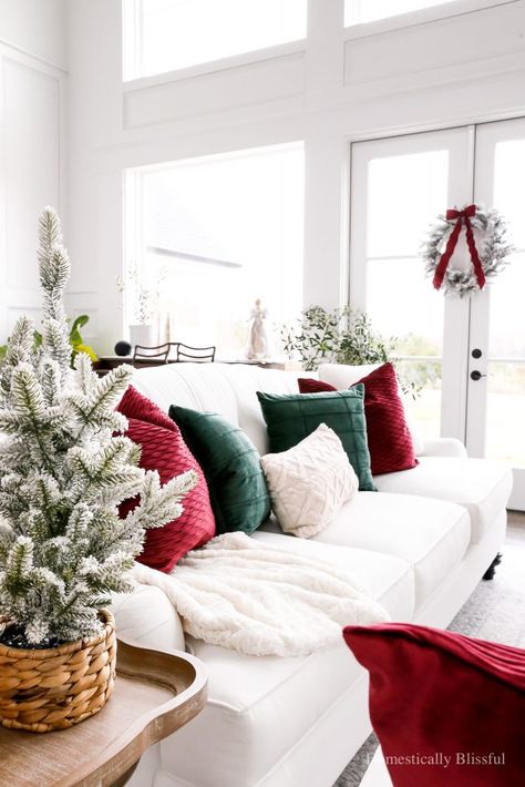 Gold And Wood Decor Living Room, Flocked Wreaths, Domestically Blissful, Christmas Coffee Table, Decoration Ideas Christmas, Hanging Wreaths, Flocked Garland, Christmas Sofa, Cozy Christmas Living Room