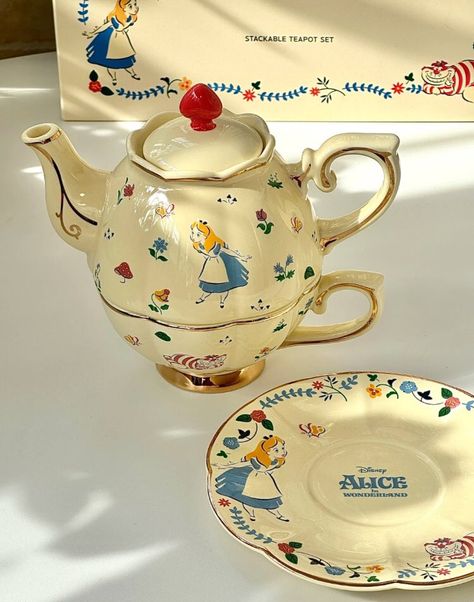 Alice In Wonderland Pottery, Tea Pot Aesthetic, Aesthetic Teapot, Alice In Wonderland Tea Pot, Alice In Wonderland Teapot, Cute Teapot, 동화 삽화, Pretty Mugs, Pottery Crafts