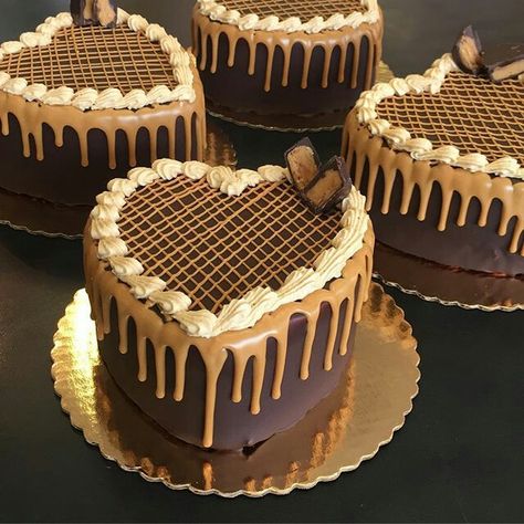 Shaped Cakes, Chocolate Cake Designs, Mini Torte, Simple Cake Designs, Chocolate Cake Decoration, Heart Shaped Cakes, Cake Decorating Frosting, Cake Decorating Videos, Cake Decorating Designs