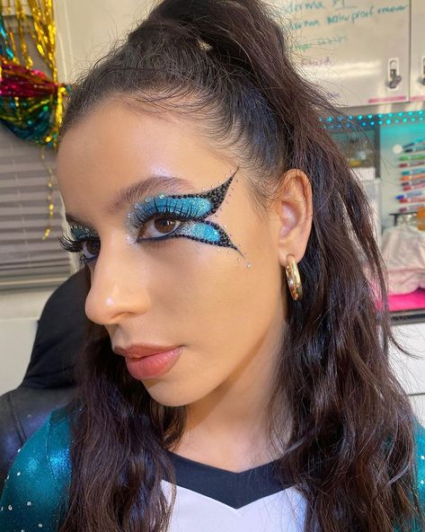 Alex ❀◕ ‿ ◕❀ (@alexandraafrench) • Fotos e vídeos do Instagram Cheerleader Makeup, Donni Davy, Cheerleading Makeup, Cheer Makeup, Dark Makeup Looks, Butterfly Eyes, Butterfly Makeup, Euphoria Makeup, Hot Halloween Outfits