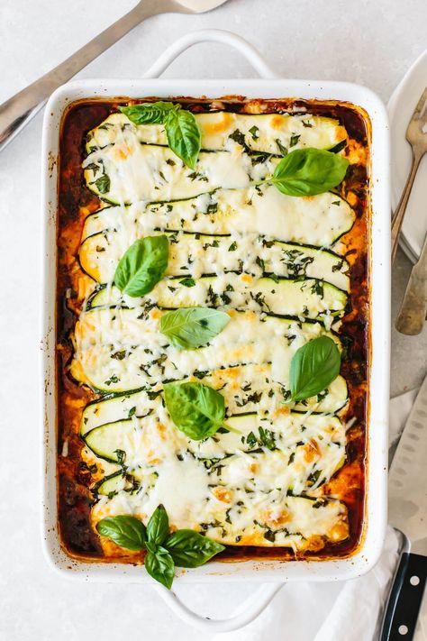 This zucchini lasagna recipe puts a delicious, veggie spin on a classic comfort food dish. Bonus, it's gluten-free and low-carb! Downshiftology Recipes, Lasagna Recipe With Ricotta, Best Zucchini Recipes, Lasagna Ingredients, Traditional Lasagna, Zucchini Lasagna, Easy Zucchini, Fettuccine Alfredo, Best Healthy Recipes