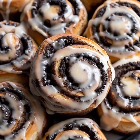 Oreo Cinnamon Rolls Pillsbury, Cheesecake Stuffed Cinnamon Rolls, Bacon Wrapped Cinnamon Rolls, Oreo Cinnamon Rolls Recipes, Oreo Stuffed Cinnamon Rolls, Grands Cinnamon Roll Recipes, Cinnamon Rolls Heavy Cream, Stuffed Desserts, Stuffed Cinnamon Rolls