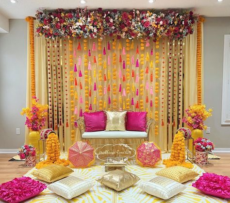 Sangeet Decoration Night Indoor, Mehendi Designs Bridal, Mehndi Stage Decor, Mehndi Decoration Ideas, Outfits For Bride, Bride Mehendi, Haldi Decoration Ideas, Haldi Ceremony Decorations, Small Wedding Decor