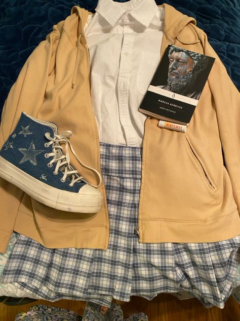 #converse #school #college #outfit #yellow #blue #academia #fashion #aesthetic Yellow Outfit Inspo Aesthetic, Schoolcore Outfit, Yellow Outfits Aesthetic, Academia Fashion Aesthetic, Yellow Converse Outfit, Blue And Yellow Aesthetic, Collegiate Aesthetic, Blue Academia, Marcus Aurelius Meditations