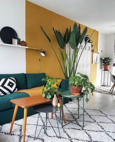 Yellow Walls Living Room, Yellow Accent Walls, Yellow Decor Living Room, Mustard Walls, Bedroom Decor For Couples, Bathroom Decor Luxury, Casa Country, Yellow Living Room, Living Room Red