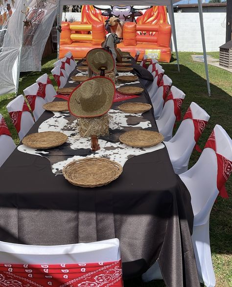 Rodeo Table Decor, Mexican Western Party, Ranchero Birthday Party Ideas, Western Bbq, Rodeo Theme Birthday Party For Adults, Cowboy Table Decorations, Western Party Ideas For Adults, Boho Party Decorations Birthday, Western Table Setting