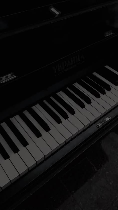 Piano Black Aesthetic, Cute Piano Wallpaper, Dark Piano Aesthetic, Piano Aesthetic Dark, Devious Obsession, Piano Black And White, Aesthetic Piano, Piano Wallpaper, Group Of Crows