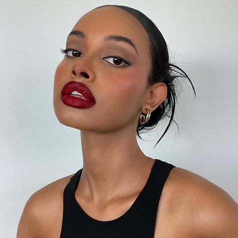 MELANIN on Instagram: “@afnandano✨🖤 . . . . . . . . #blackexcellence #blackculture #blackgirlskillingit #blacktwitter #blackhollywood #blackqueens…” Dark Berry Lipstick Makeup, Red Lipstick Dark Hair, Red Lip Tan Skin, Berry Lip Makeup Look, Red Lip Glam, Red Lips Aesthetic, Dark Berry Lipstick, Red Lips Outfit, Afnan Dano