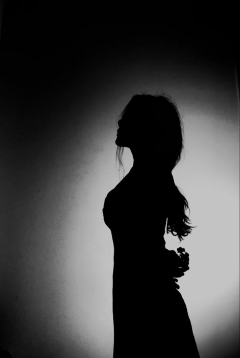 Siluete Umane Femeie, Dark Silhouette Aesthetic, Silhouette Portrait Photography, Women Shadow Silhouettes, Silouttes Photography, Girl Silhouette Aesthetic, Side Profile Shadow, Female Silhouette Photography, Silhouette Photoshoot