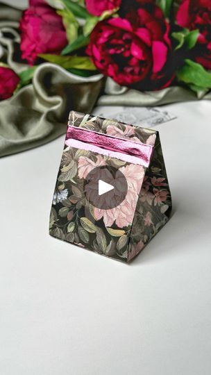 Origami Gifts, Folding Paper, Wrapping Presents, Present Wrapping, Paper Gift Bags, Paper Folding, Treat Boxes, Paper Box, Bits And Bobs