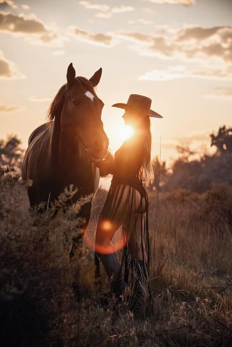 Photoshoot With A Horse, Photography With Horses Photo Ideas, Horse Show Photography, Poses With Horses Photo Ideas, Cowgirl And Horse Photography, Pictures With Horses Photography Ideas, Senior Horse Pictures, Photo With Horse Ideas, Horse Pictures With People