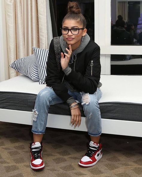 Zendaya Street Style, Italian Street Style, Kc Undercover, Pal Joey, Mode Zendaya, Estilo Zendaya, Surfergirl Style, Outfits With Jordan 1s Fashion Styles, Tomboy Stil