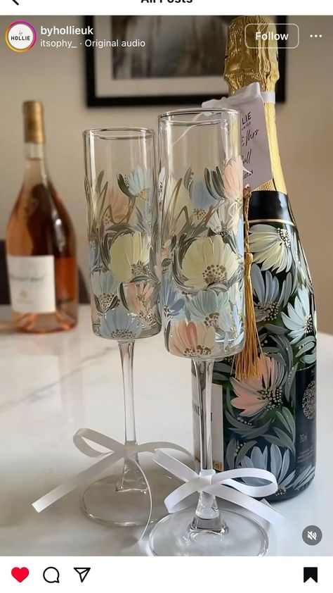 Diy Painted Champagne Flutes, Champagne Flute Painting, Diy Champagne Glasses, Wedding Champagne Glasses Diy, Painted Champagne Glasses, Painted Champagne Bottle, Painted Champagne Flutes, Hand Painted Wine Bottles, Painted Wine Bottles