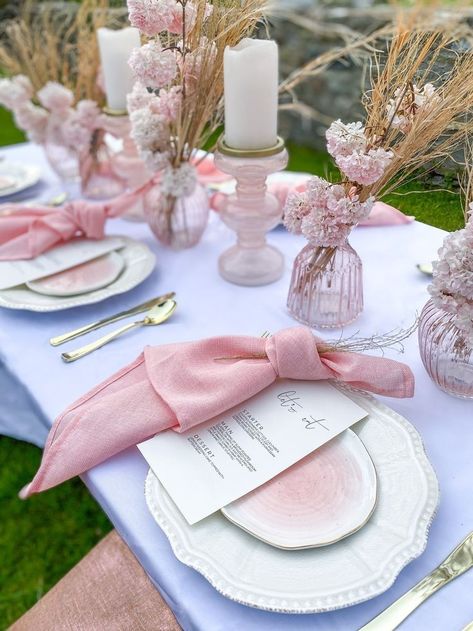 Simple Pink Table Decorations, Pink Flower Table Decorations, Pink Floral Party Decor, Pink Boho Tablescape, Pink Dinner Party Decorations, Pastel Brunch Decor, Pink And Gold Tablescape, Pink Bridal Shower Table Decor, Pink Table Set Up