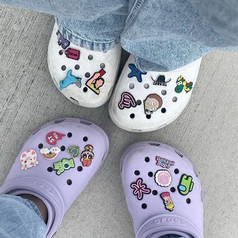 Jibitz 1500 set Croc Colors, Jibbitz Crocs Ideas, Croc Jibbitz Ideas, Croc Decorations, Crocs Aesthetic, Cross Shoes, Crocs Fashion, Y2k Girl, Birthday Hairstyles