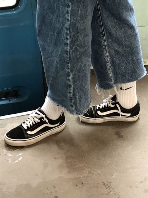 Old Skool Aesthetic, Vans Old Skool Aesthetic, How To Style Vans Old Skool, Vans Old Skool Outfit, Estilo Vans, Vans Aesthetic, Dresses With Vans, Vintage Shirt Dress, Skater Shoes