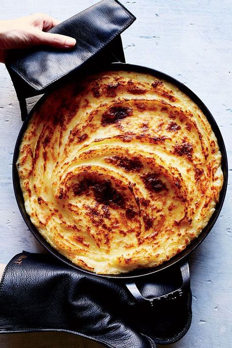 This quick and easy 1-hour herb scented mashed potato recipe incorporates heavy cream, rosemary, sage, garlic and potatoes to create the ultimate side dish recipe meets Thanksgiving recipe.#thanksgivingrecipes #thanksgivingsides #sidedishes #sidedishrecipes #mashedpotatoes #mashedpotatorecipes Buttery Mashed Potatoes, Vegetarian Bake, Potato Sides, Mashed Potato Recipes, Potato Side Dishes, Creamy Mashed Potatoes, Potato Dishes, Potato Recipes, Side Dish Recipes