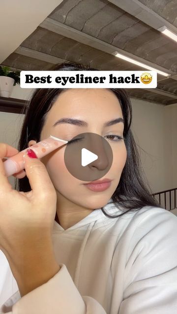 Eyeliner Hacks, Eyeliner Stencil, Best Eyeliner, Eye Liner Tricks, Eyeliner Tutorial, February 22, Makeup Tips, Eyeliner, Makeup