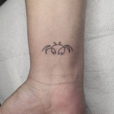 Small Crab Tattoo Design, Crab Tattoo For Women Simple, Cool Cancerian Tattoo, Cancerian Tattoo, Cancerian Tattoo For Women, Crab Horoscope Tattoo, Zodiac Tattoos For Cancers, Small Tattoo Ideas For Cancers, Crab Tattoo