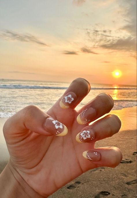 Gel Nail Designs For Back To School, Short Vacay Nails, Nails For Mexico Vacation, Beach Nail Ideas, Hawaiian Nails, Summer Vacation Nails, Hawaii Nails, Preppy Nails, Cruise Nails