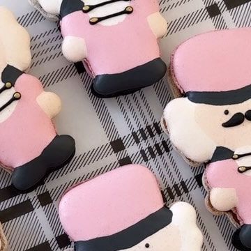 Yukiko Tanzi on Instagram: "Nutcracker macarons 🩷 I made these macarons using the cutest template from my friend @viktoris_sweet_and_small 🫶🏻 Ingredients 170g fine almond flour 130g powdered sugar 110g egg whites 150g caster sugar 37g water Food coloring: pink, black, white and peach Chocolate filling 200g dark chocolate 54% 100g heavy cream Follow Italian meringue macarons method. Macarons Classes available in bio. Sending love & light to you all 🌟🌟 #macarons #cookies #christmascookies #chocolatecookies #chocolate #christmasbaking #holidaybaking #holidays #holidaycookies #cookierecipe" Peach Chocolate, Christmas Macarons, Sending Love And Light, Italian Meringue, Water Food, Sending Love, Chocolate Filling, Caster Sugar, Love Light