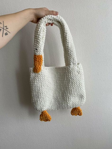 Goose Bag, Goose Craft, Cute Goose, Leaf Blanket, Swap Ideas, Crochet Case, Popular Crochet, Cute Beanies, Crochet Dragon