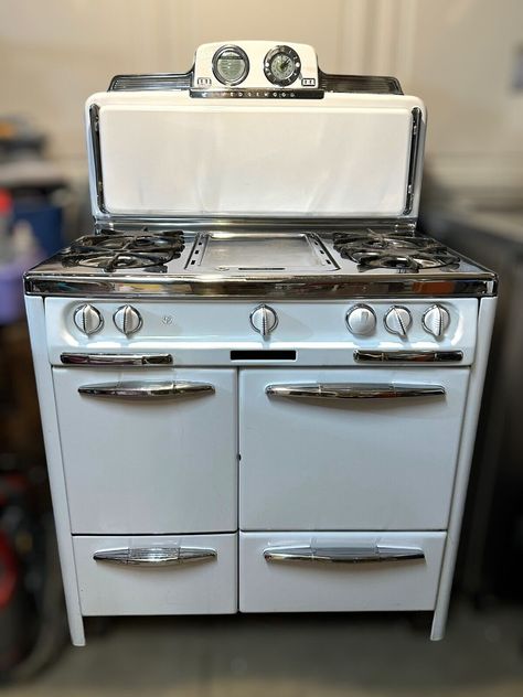 Add Some 50's to Your Kitchen This Christmas - Etsy Retro Oven, Vintage Kitchen Appliances, Freestanding Stove, Pan Storage, Wood Stove Cooking, Gas Stove Top, Vintage Stoves, Pot Storage, Antique Stove