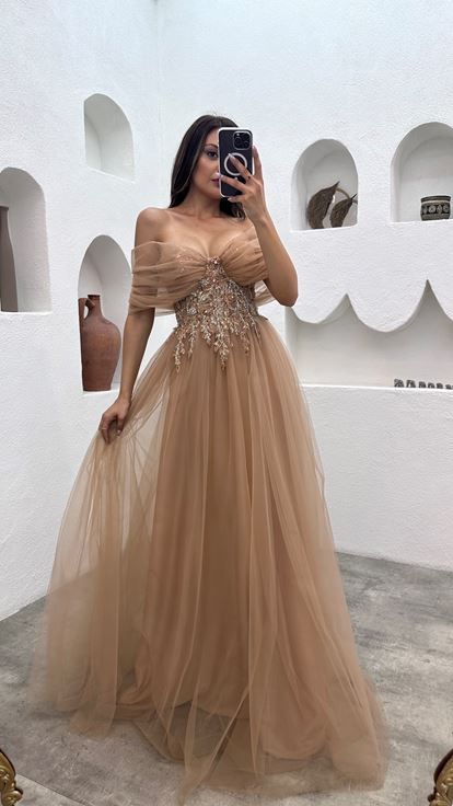 Outfit: Swimsuit + flowy cover-up + flip-flops Accessories: Beach bag and wide-brimmed hat Evening Dress Photoshoot, Beige Ball Gown, Beige Tulle Dress, Flowy Ball Gown, Matric Ball Dresses, Corset Gowns, Brown Wedding Dress, Beige Prom Dresses, Queen Wedding Dress