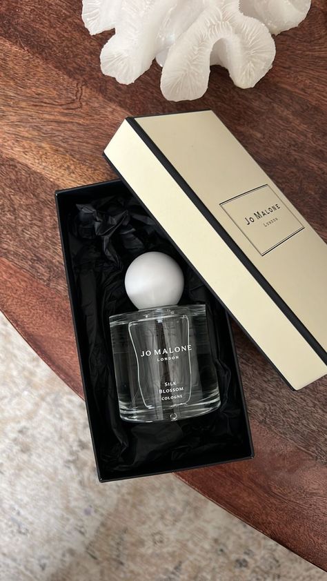 Jo Malone
Silk Blossom
Perfume
Cologne
Luxury
Scent Jo Malone Silk Blossom, Joe Malone Perfume, Jo Malone Packaging, Jo Malone Aesthetic, Joe Malone, Jo Malone Perfume, Fragrances Perfume Woman, Packaging Ideas Business, Perfume Collection Fragrance