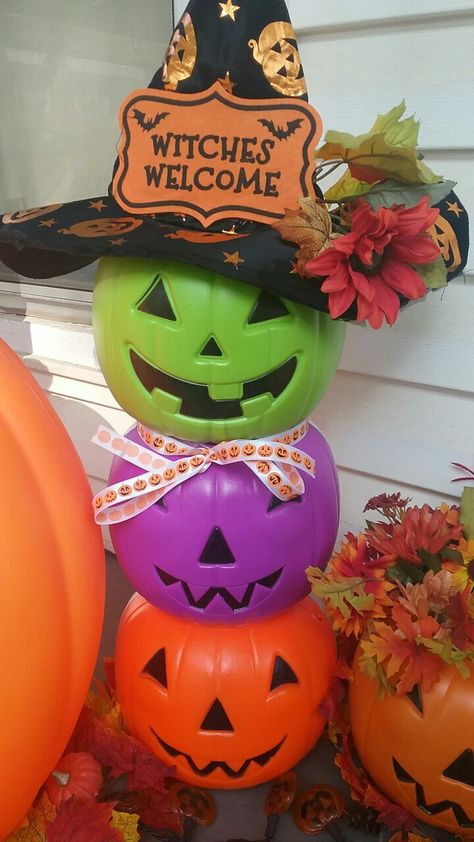 Stack 'o Jack 'o Lanterns. The back of this porch decoration is, with a change of hat and scarf, a snowman. Pumpkin Pail, Halloween Skeleton Decorations, Spooky Candles, Porch Pumpkins, Halloween Outside, Halloween Porch Decorations, Easy Halloween Decorations, Halloween Arts And Crafts, Halloween Centerpiece