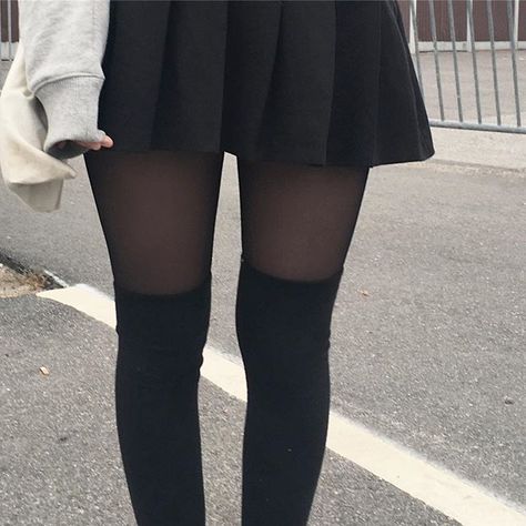 Grunge Outfits, Ropa Diy, Thigh High Socks, Knee High Socks, 여자 패션, Looks Vintage, Thigh High, High Socks, Look Fashion