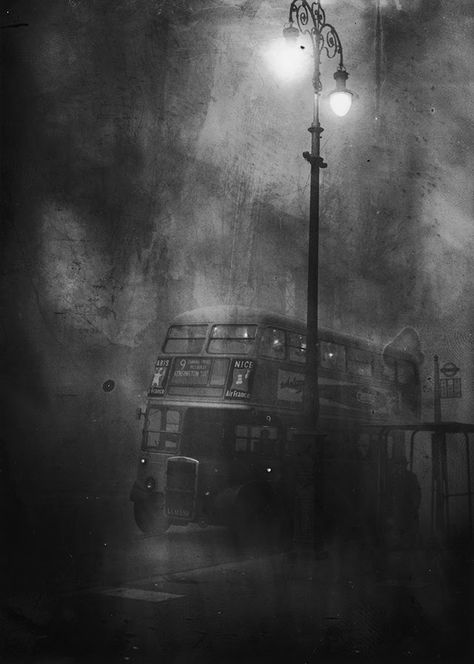 24 Eerie Black and White Photographs That Show London Fog Scenes from the Early 20th Century Haunting Photos, Foggy Day, Fleet Street, London Bus, Old London, Foto Art, Interesting History, London Fog, Black White Photos