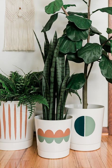 Can you believe these mod designer-inspired pots used to be just boring white? We're teaching you how to take a white planter from plain to Pinterest-worthy project, using nothing but paint. Here are the DIY details, including three printable templates — in case you don't trust yourself to freehand the design! #hunkerhome #DIY #planters #plant #plantingpots Plant Pot Design, Plant Pot Diy, Planting Pots, Painted Pots Diy, Painted Plant Pots, Fleurs Diy, Pallet Planter, Diy Flower Pots, Tanah Liat