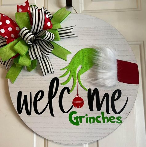 Christmas Signs Wood Front Porches, Diy Christmas Tree Skirt, Grinch Crafts, Grinch Wreath, Grinch Decorations, Grinch Christmas Party, Grinch Christmas Decorations, Christmas Craft Fair, Door Signs Diy