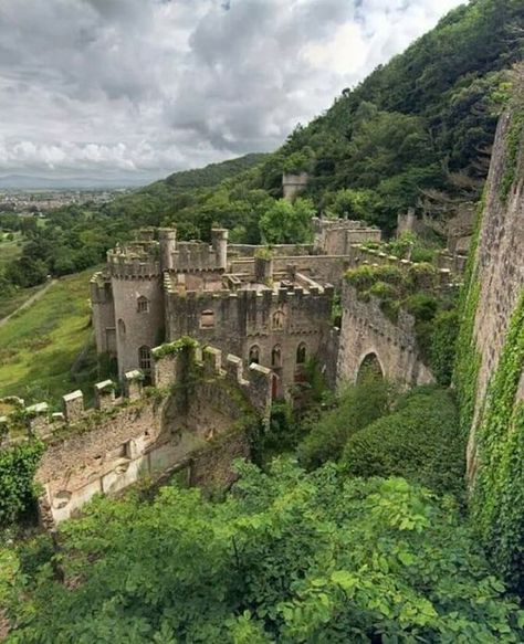 Beaux Arts Architecture, Castles In Wales, Chateau Medieval, Wales Travel, Castle Mansion, Castle Aesthetic, Earth Pictures, Abandoned Castles, Castle Ruins