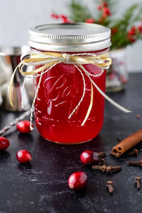 Cranberry Simple Syrup, Simple Syrup Recipe, Hot Winter Drinks, Syrup Recipes, Christmas Simple, Diy Cocktails, Mulling Spices, Simple Syrup Recipes, Homemade Syrup