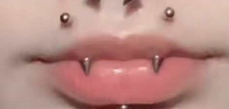 Dracula Piercing, Fang Piercing Lip, Mouth Pirsing, Canine Bites Piercing Aesthetic, Lip Piercing Angel Bites, Heart Shaped Piercing, Angel Peircings, Shark Bites Piercing Aesthetic, Angel Piercing Lips