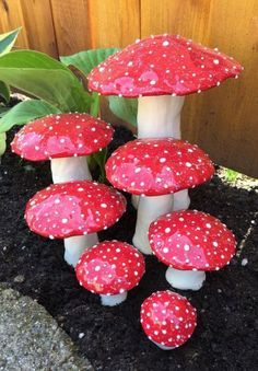 Diy Backyard Decor, Yard Art Crafts, Garden Mushrooms, Garden Crafts Diy, Outdoor Crafts, Vintage Garden Decor, Half Wall, Decoration Plante, Garden Art Crafts