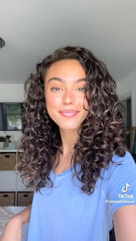 How To Take Care Of 2c Curly Hair, Thick 2c Hair, 2c Wavy Hair Routine, Curly Clean Girl, Hair Cuts For Curly Frizzy Hair, White Girl Curly Hair Routine, Beginner Curly Hair Routine, Curly Hair Day 2, Best Curly Hair Routine