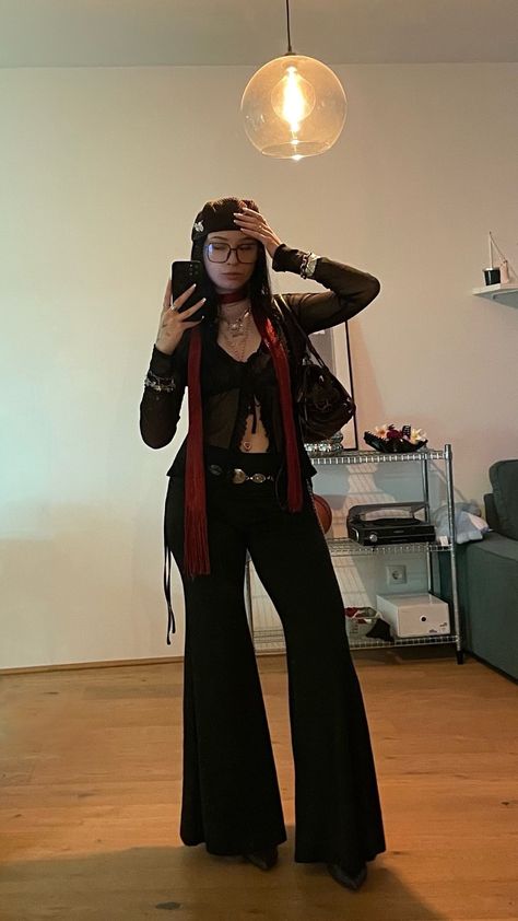 #stylingflaredpants #flaredpantsoutfit #redandblackoutfit #redandblackcolorcombo #y2koutfitideas #streetstyleoutfit #womanoutfits #chunkyjewelry #stylingberet Edgy Trouser Outfit, Fashion City Aesthetic, Red Carpet Casual Outfits, Xavier Wulf Concert Outfits, Cool Y2k Outfits, 90s Fits Black Women, Grunge Everyday Outfit, Flyaway Top Outfit, New York Bar Outfit