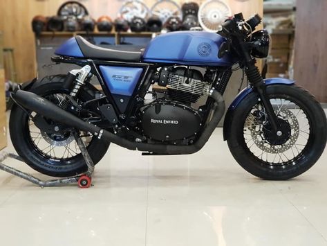 Modified RE Continental GT650 Looks Hot With Matte Blue Paintjob Gt 650 Modified, Continental Gt650, Continental Gt 650, Royal Enfield Wallpapers, Gt 650, Royal Enfield Modified, Custom Bikes Cafe Racers, Cafe Racer Parts, Cafe Racer Design