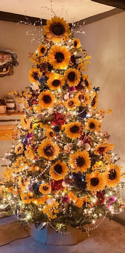 Sunflower Tree Christmas, Sunflower Christmas Wallpaper, Sunflower Tree Decorations, Butterfly Christmas Tree Ideas, Sunflower Christmas Tree Ideas, Sunflower Christmas Tree, Christmas Sunflowers, Sunflower Ornaments, Sunflower Sketch