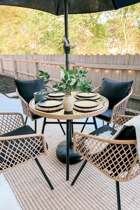 Outdoor Dining Small Space, Bistro Patio Ideas, Outdoor Apartment Patio Ideas, Small Patio Dining Ideas, Black Patio Furniture, Patio Refresh, Screened Patio, Backyard Table, Deck Dining